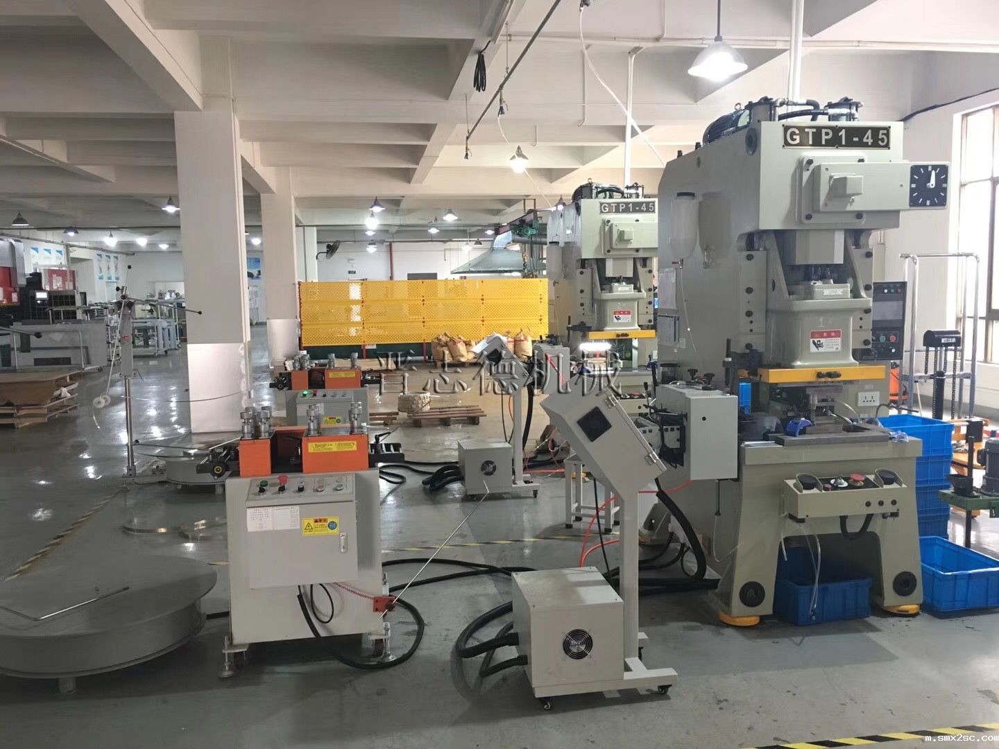 新利体育首页最新APP装配,气动压料机装配