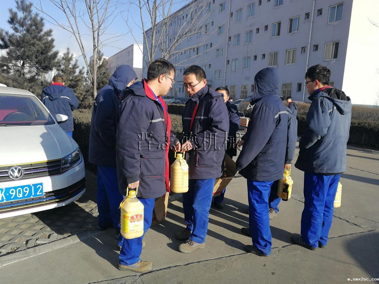 冲床厂发放元旦福利