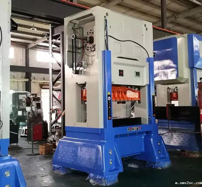 高速冲床生产车间