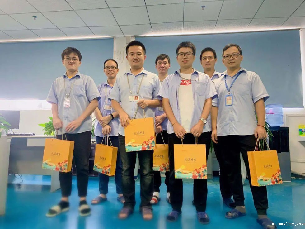 高速冲床厂中秋发月饼