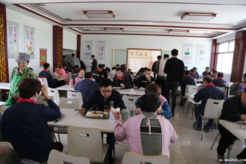 冲床厂员工加餐