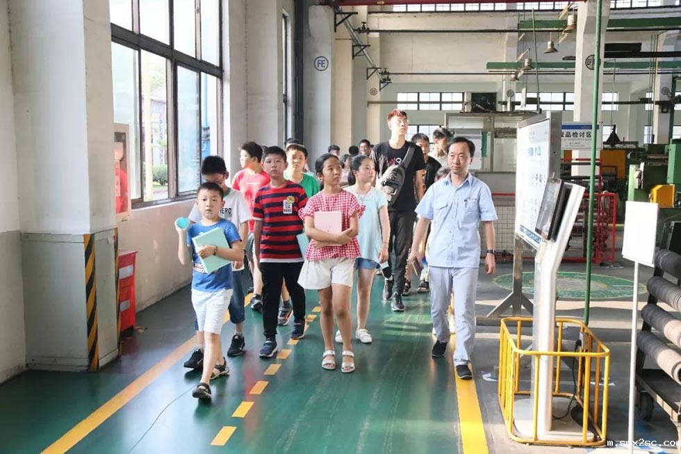 员工子女参观工厂