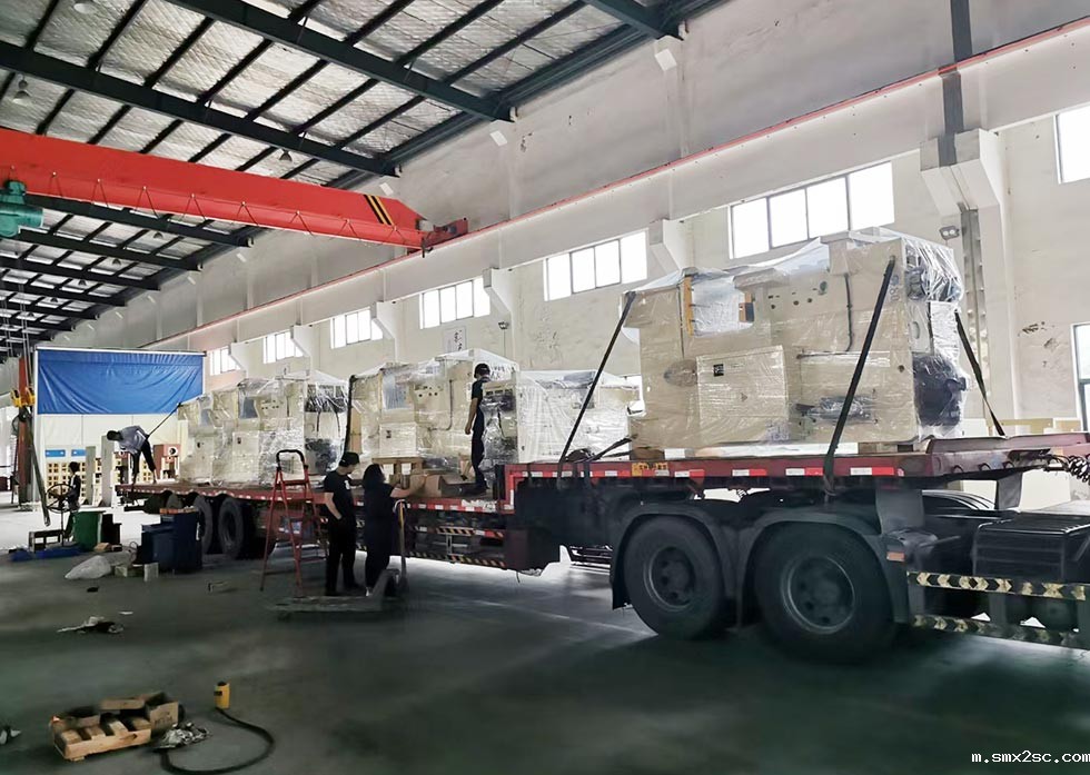 员工支援冲床生产车间