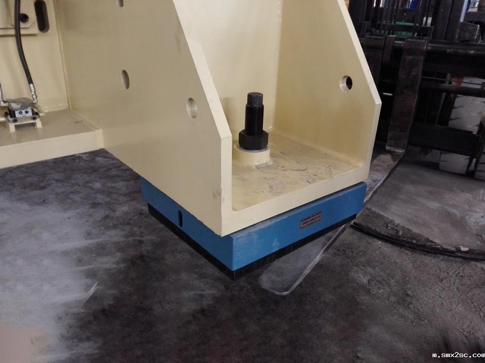 大型冲压机防震脚垫安装