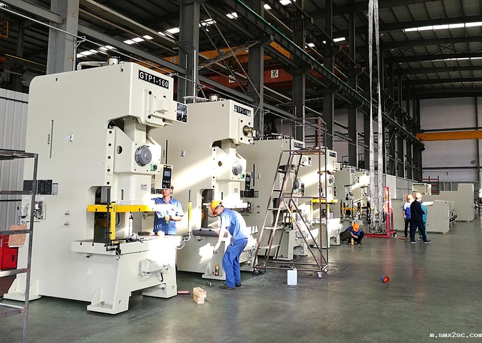 大学生参观冲床工厂