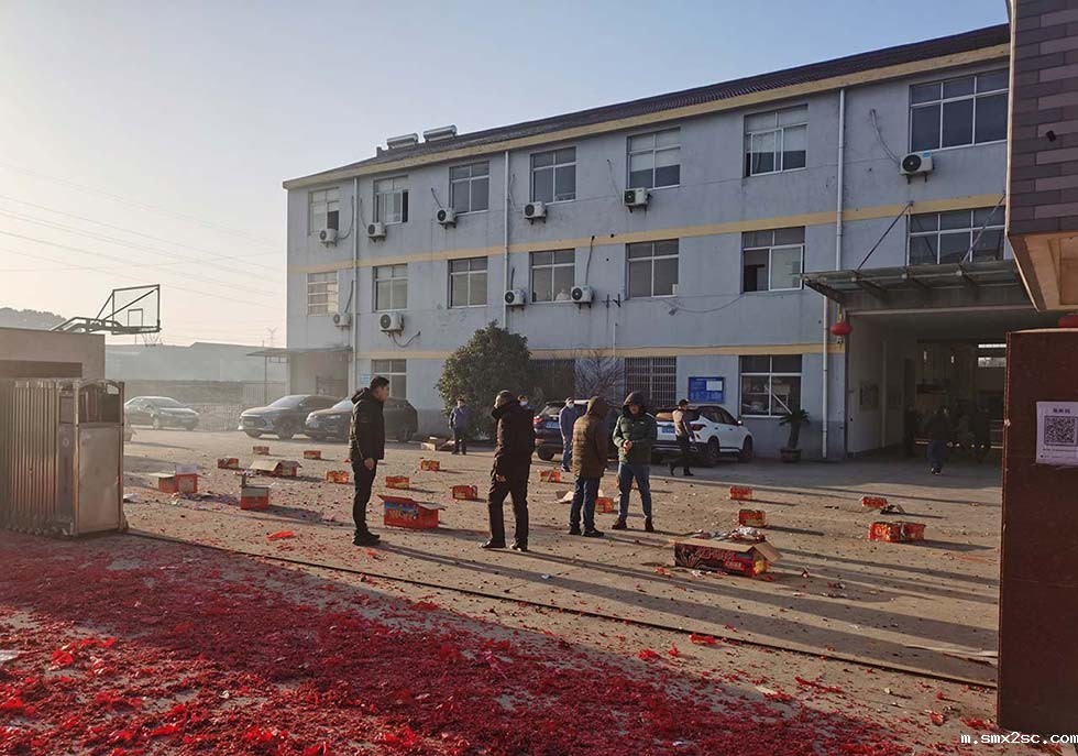 工厂开工放鞭炮