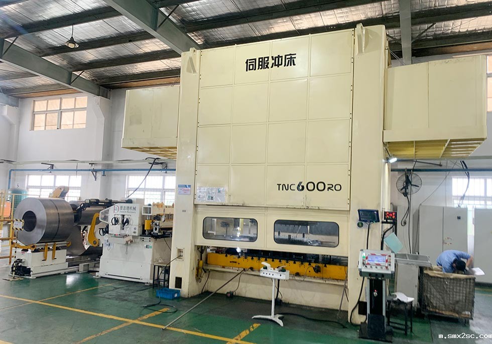 600吨伺服压力机生产